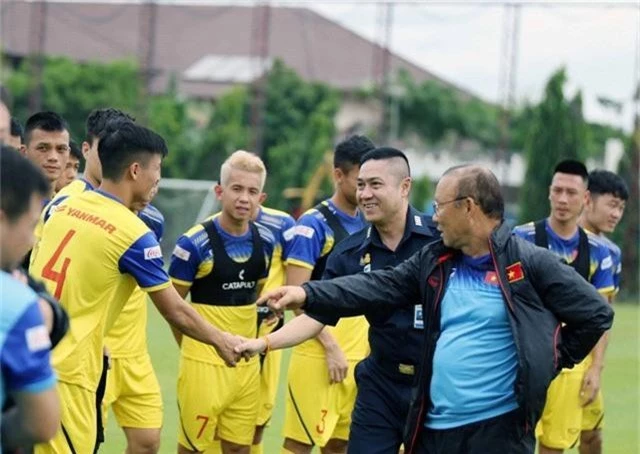 Công Phượng hăng hái tập luyện sau khi hội quân cùng ĐT Việt Nam tại Thái Lan - Ảnh 3.