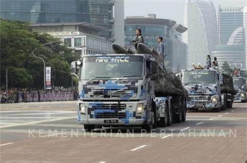 Đáng chú ý, Malaysia còn đem diễu các hệ thống tên lửa hàng không và tên lửa hải quân bằng xe tải. Trong ảnh, các quả đạn tên lửa chống hạm Kh-31A trang bị cho dòng Su-30MKM. Ảnh: Dambiev