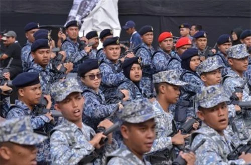 Mặc dù chỉ là năm lẻ, thế nhưng ngạc nhiên là Quân đội Malaysia động viên lực lượng cực kỳ hùng hậu gồm con người và binh khí kỹ thuật biểu dương sức mạnh lực lượng vũ trang. Ảnh: Dambiev