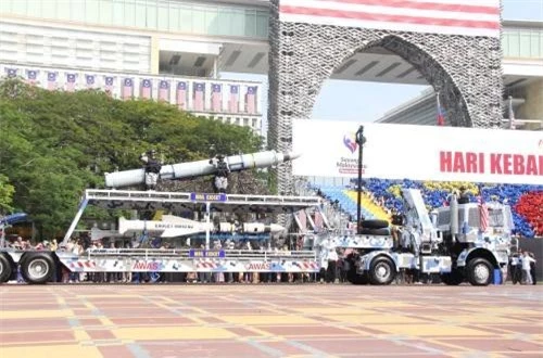 Tên lửa hành trình chống hạm MM40 Exocet (dưới) trang bị cho tàu mặt nước và SM39 Exocet (trên) trang bị cho tàu ngầm của Malaysia. Ảnh: Dambiev