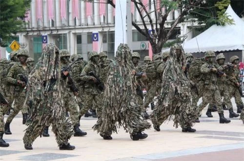 Trong ảnh, các binh lính với đủ loại “quân phục” duyệt binh ở Kuala Lumpur. Ảnh: dambiev
