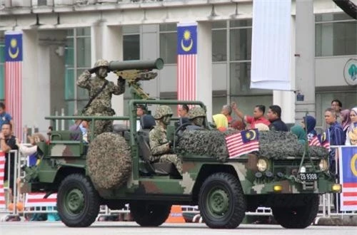 Trong ảnh, tổ hợp tên lửa chống tăng ERYX (Pháp) gắn trên xe cơ giới Mercedes-Benz G-Class trang bị cho Quân đội Malaysia. Ảnh: dambiev