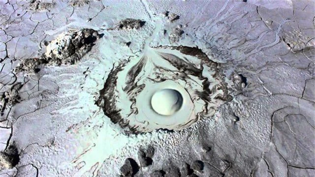 Ngọn núi lửa kỳ lạ giống hệt mắt người khổng lồ - 3