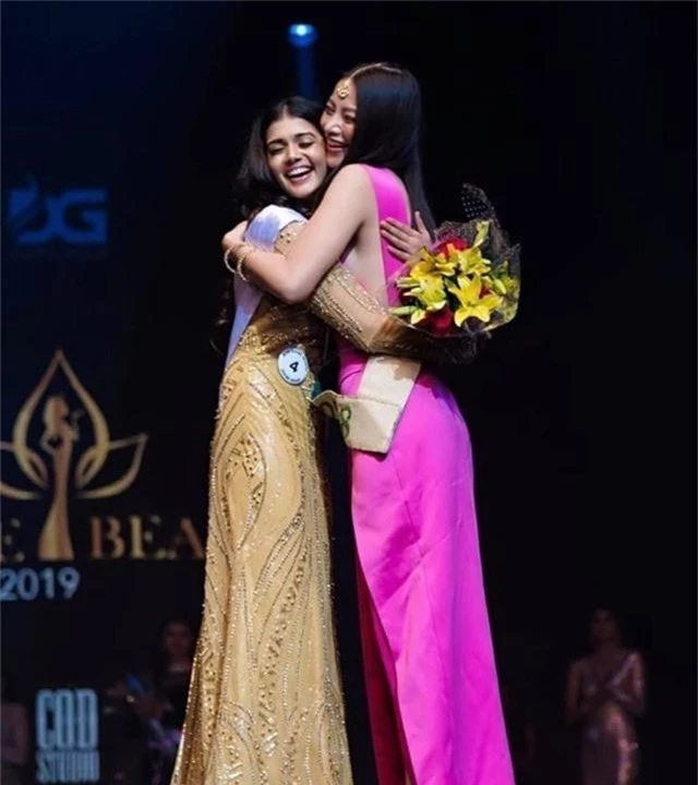 Phương Khánh trao vương miện cho Miss Earth India 2019 - Ảnh 1.