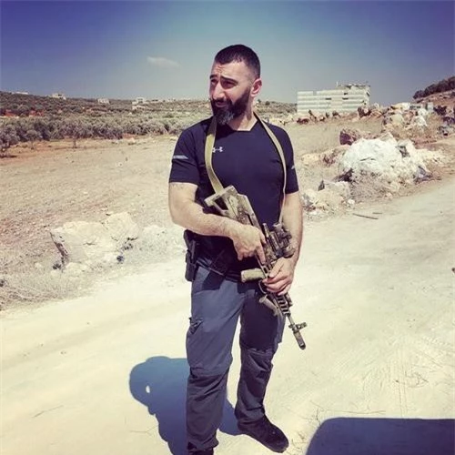 Một chiến binh Hồi giáo tại tỉnh Idlib đang cầm khẩu AK bullpup trên tay. Ảnh: Al Masdar News.