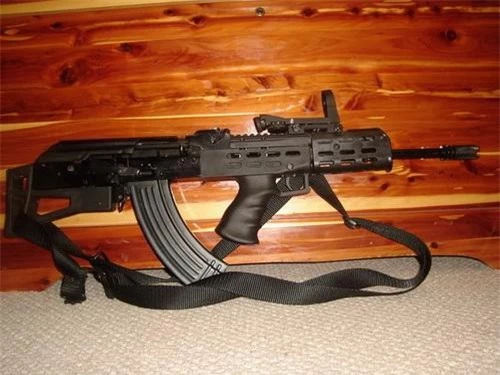 Cận cảnh một khẩu AK được hoán cải sang cấu hình bullpup thông qua bộ thiết bị AKU-94. Ảnh: World of Gun.