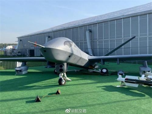 UAV Trung Quốc tan nát ở Nga do người dân leo trèo khám phá