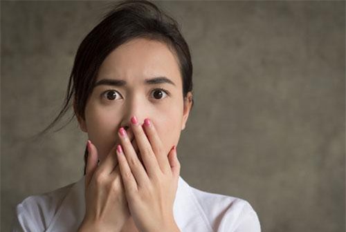 Bố chồng đưa vàng cho tôi bán để làm đám cưới cho em út, thế nhưng đến tiệm vàng mọi người xem xong liền phá lên cười châm chọc và tôi bỗng trở thành “tội đồ”