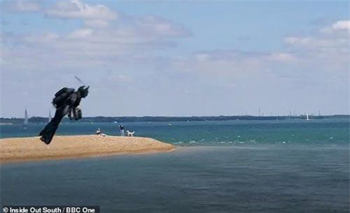 “Người tên lửa” Anh bay vượt eo biển bằng bộ trang bị “siêu nhân”