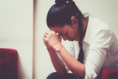 Khi người phụ nữ ấy dắt con đến đám tang bố chồng, chồng tôi tức giận đến phát điên, còn tôi thì thảng thốt vì sự bình thản của mẹ chồng