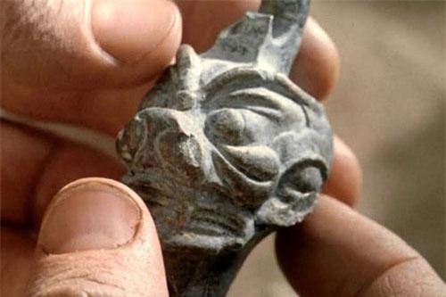 Những món đồ ma ám đáng sợ trên phim