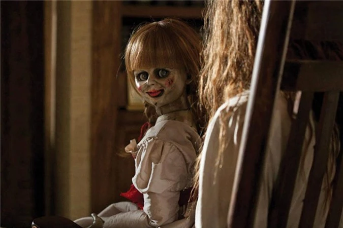 Annabelle trong Annabelle (2014): Xuất hiện thoáng qua trong The Conjuring (2013), con búp bê ma ám gây ấn tượng tới mức có một tập phim ngoại truyện riêng vào năm 2014. Annabelle là con búp bê có thật, được trưng bày tại bảo tàng của cặp vợ chồng trừ tà nổi tiếng Ed và Lorraine Warren. Nó được cho là chứa đựng linh hồn quỷ dữ, liên tục khủng bố tinh thần nạn nhân bằng đủ trò ma mãnh. Hậu quả là nạn nhân trở nên suy sụp, thậm chí tự sát vì quá sợ hãi. Mùa hè năm nay, nguồn gốc của Annabelle sắp sửa được hé lộ qua tập phim Annebelle: The Creation.