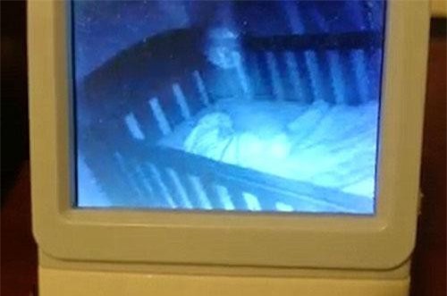 Phát hoảng vì thấy 'hồn ma" cạnh trẻ sơ sinh đang ngủ