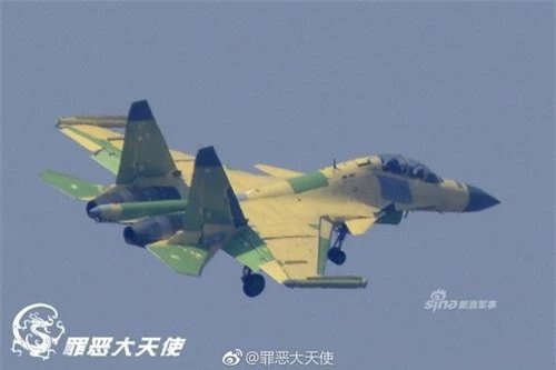 Máy bay tác chiến điện tử trên hạm J-15D của Không quân Hải quân Trung Quốc. Ảnh: Sina.