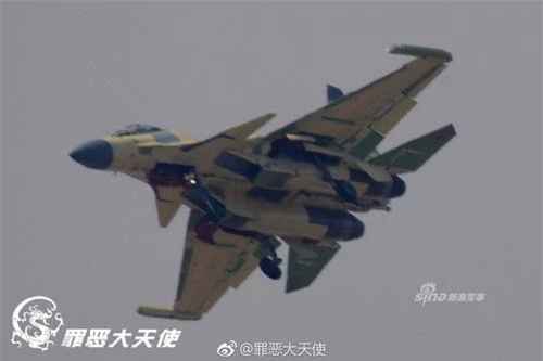 Máy bay tác chiến điện tử trên hạm J-15D được Trung Quốc tiến hành song song với dự án J-16D. Ảnh: Sina.