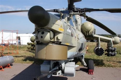 Hệ thống điện tử trên Mi-28NE được nâng cấp rất mạnh, vượt xa các thế hệ Mi-24/35 huyền thoại. Trên trực thăng trang bị radar sóng mm ở trục đỉnh cánh quạt, cảm biến quang – điện tử và thậm chí có cả hệ thống đối kháng điện tử. Ảnh: Wikipedia