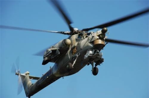 Khả năng sống sót của Mi-28NE cũng được nâng cấp khi buồng lái được bọc giáp dày, kính chắn gió có thể chống được đạn súng máy 12,7-14,5mm. Ngoài ra, trong máy bay còn tích hợp hệ thống chữa cháy tự động bảo vệ thiết bị điện, thủy lực... Khoang động cơ cũng được cách nhiệt, thùng nhiên liệu có thể tự hàn khi bị bắn trúng tránh rò rỉ nhiên liệu cũng như cháy nổ... Ảnh: Wikipedia