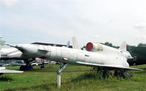 Loại máy bay do thám được Liên Xô sử dụng nhiều bậc nhất trong Chiến tranh Lạnh là loại Tupolev Tu-141. Đây là loại máy bay do thám được phát triển từ dòng Tu-123 và được Liên Xô sử dụng từ năm 1979 cho tới tận năm 1989.