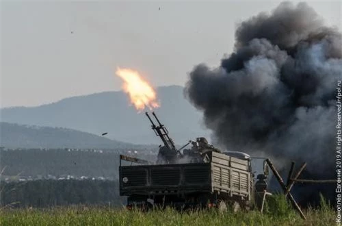 Pháo phòng không ZU-23-2 đặt trên xe tải khai hỏa đẹp mắt. Ảnh: Ogorodnik A