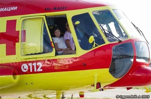  Người dân khắp cả nước Nga được phép lên ngồi cabin buồng lái trực thăng hiện đại do Ulan-Ude sản xuất. Ảnh: Ogorodnik A