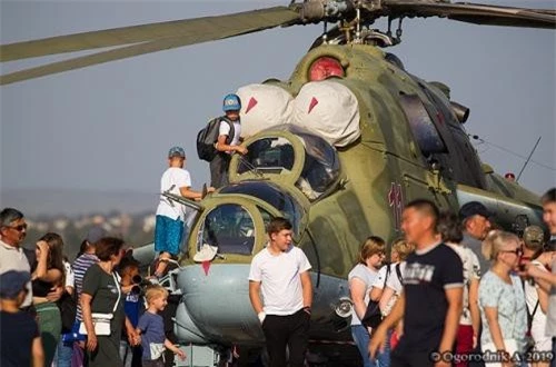 Trẻ em tự do leo trèo lên “cỗ máy chiến tranh” Mi-24P. Ảnh: Ogorodnik A