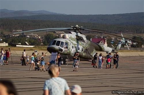 Ngay cả các dòng trực thăng mới như Mi-8AMTSh-VA hay Mi-171A2 cũng được giới thiệu trong ngày sinh nhật. Ảnh: Ogorodnik A