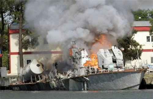 Tàu tên lửa tấn công nhanh Dự án 206MR Vikhr của Hải quân Gruzia bị phá hủy. Ảnh: TASS.