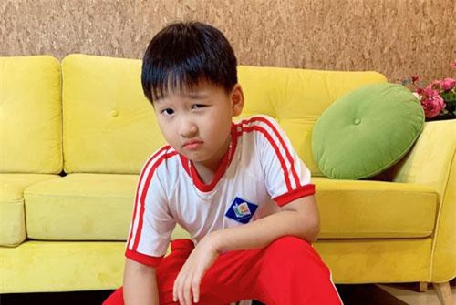 Tạo vài dáng "sương sương" cho mẹ chụp hình, con trai Bảo Thanh được khen hết lời vì thần thái chẳng khác gì mẫu nhí