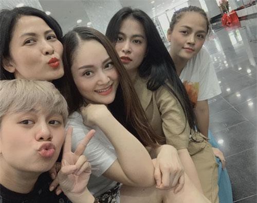 Dàn sao nữ nổi danh của “vũ trụ VTV” lần đầu chung khung hình: Nhan sắc đời thường từ U50 đến 10x đều khó xem thường