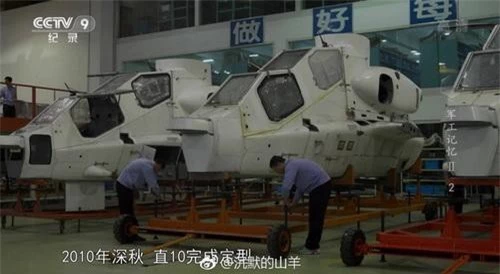 Dây chuyền lắp ráp trực thăng tấn công WZ-10 của Trung Quốc. Ảnh: CCTV9.