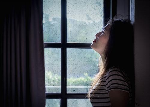 Còn chưa hết cữ, tôi đã bị chồng lôi về bằng được, biết người đang nằm chờ mình ở nhà, tôi chỉ muốn chết đi cho nhẹ nợ