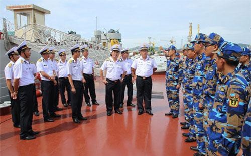 50 tuổi, tàu đổ bộ "há mồm" của Hải quân Việt Nam vẫn mới tinh