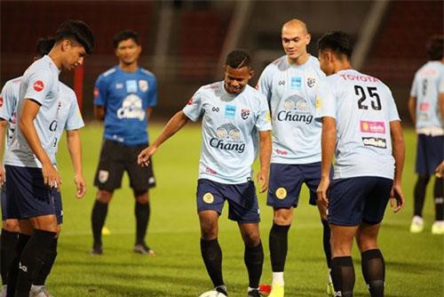 Lo bị “do thám”, đội tuyển Thái Lan thay đổi sân tập chóng mặt