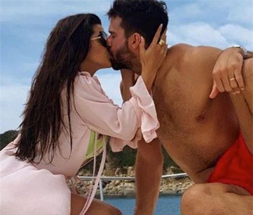 Cổ động viên Livepool “mê mẩn” bà xã xinh đẹp của thủ thành Alisson