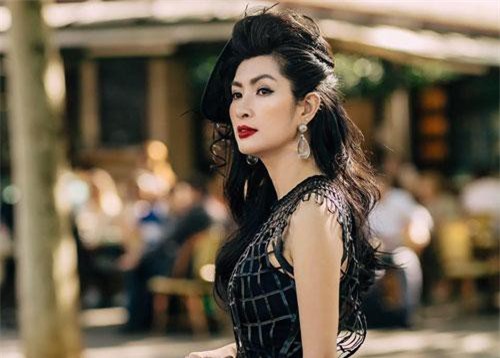 Hồng Nhung giàu cỡ nào khi đeo nhẫn 30.000 USD, lái Lamborghini 500.000 USD?