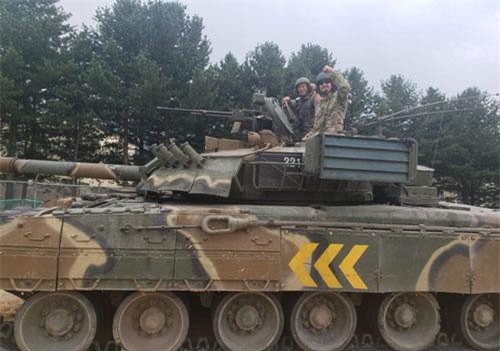 Lính Mỹ sung sướng lái thử siêu tăng T-80U Nga ở Hàn Quốc