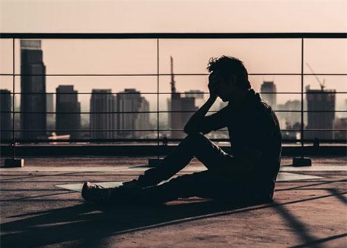 Bạn gái vừa đi khỏi nhà, mẹ tôi ngã gục tại chỗ, bà thề sẽ từ mặt tôi nếu tiếp tục mối quan hệ này