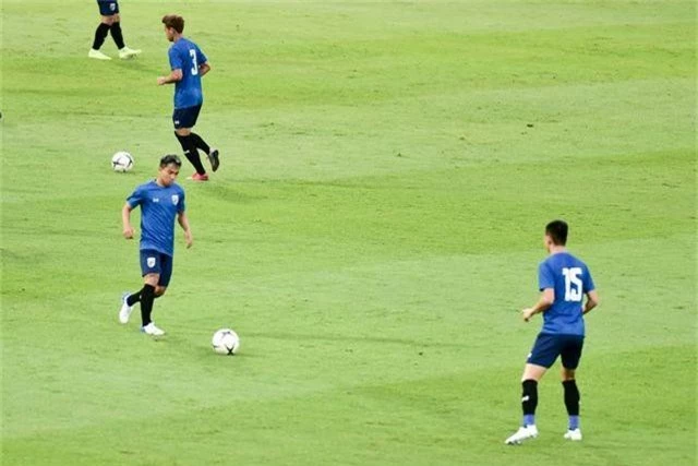 Chanathip trầm tư trên sân tập, chưa chắc đá chính trận gặp Việt Nam - 2