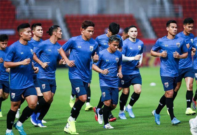 Chanathip trầm tư trên sân tập, chưa chắc đá chính trận gặp Việt Nam