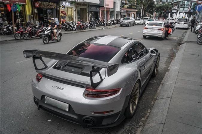 Tại Việt Nam, hiện chỉ có 3 chiếc 911 GT2 RS và chỉ một trong số đó được trang bị gói nâng cấp Weissach.