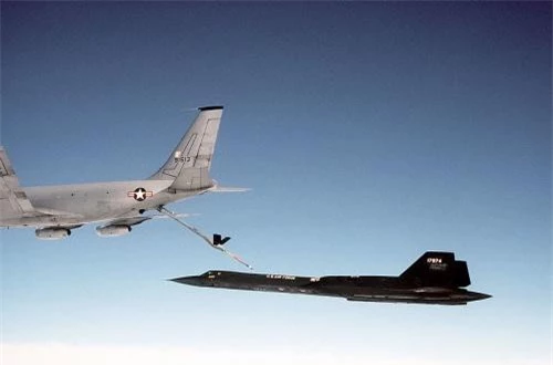 Hơn nữa, tên lửa trên chiếc MiG-25 sẽ không phát huy tác dụng, vì “hầu hết các tên lửa không đối không được tối ưu hóa để cơ động trong không khí dày đặc ở độ cao dưới 9.000m”, cựu phi công SR-71 Blackbird Đại tá Richard Graham giải thích trong cuốn sách của mình: Toàn cảnh Lịch sử SR-71. “Khi tấn công chiếc SR-71 đang bay ở độ cao 22.000m, không khí là quá loãng nên khả năng vận động của tên lửa suy giảm rất nhiều”. Ảnh: Wikipedia
