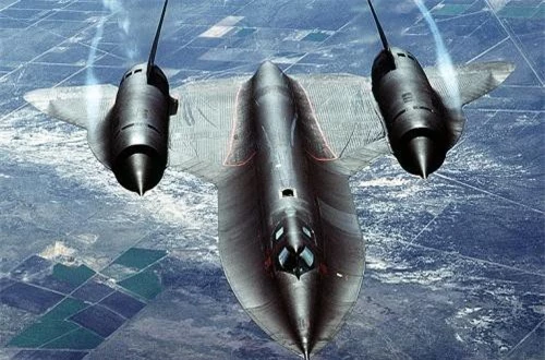  Chiếc SR-71 Blackbird đã làm được những điều tưởng chừng không thể ở thời đó như bay nhanh gấp 3,2 lần tốc độ âm thanh ở độ cao 27.000m. Nói một cách hình tượng, SR-71 chụp ảnh từ độ cao gấp 3 lần chiều cao của đỉnh Everest, và các phi công phải mặc bộ quần áo kháng áp đầy đủ như các phi hành gia. Ảnh: Wikipedia