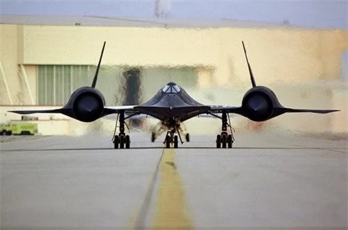 Theo đó, một lớp sơn đặc biệt được sử dụng để sơn phủ cánh, đuôi và thân máy bay SR-71. Loại sơn này có chứa ferrite sắt, hấp thụ năng lượng sóng radar thay vì phản hồi trở lại. Ảnh: Wikipedia