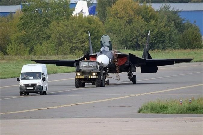 Su-47 canh nguoc cua Nga bat ngo 