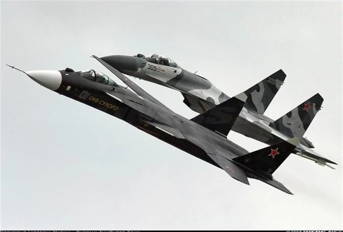 Su-47 canh nguoc cua Nga bat ngo 