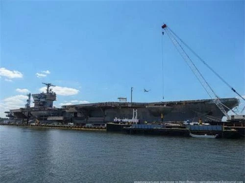 Tàu sân bay đã loại biên của Hải quân Mỹ đang neo đậu tại căn cứ Philadelphia. Ảnh: Urban Ghost Media.
