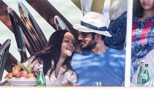 Theo tạp chí Elle, Rihanna bắt đầu hẹn hò với tỷ phú Saudi Arabia Hassan Jameel từ năm 2017. Cặp tình nhân bị phát hiện hôn nhau trong quán cà phê ở Tây Ban Nha. Ảnh: Getty Images.