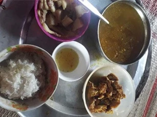 Nhìn mâm cơm cữ ngon lành mà nàng dâu than "nuốt không nổi", dân mạng sửng sốt khi biết nguồn gốc của món ăn