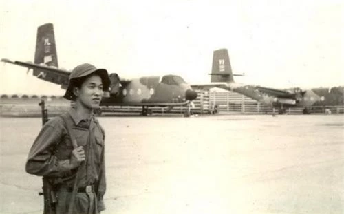 Máy bay vận tải C-7 Caribou chiến lợi phẩm của Quân đội nhân dân Việt Nam. Ảnh: Nguyễn Xuân Át.