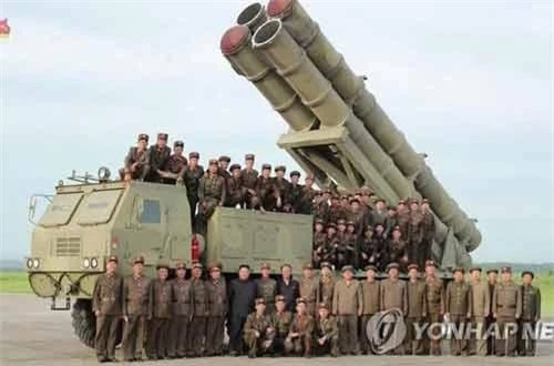 Hãng thông tấn nhà nước Triều Tiên (KCNA) mới tuyên bố nước này đã phát triển và thử nghiệm thành công bệ phóng rocket đa nòng "siêu lớn". Nhà lãnh đạo Triều Tiên Kim Jong Un trực tiếp quan sát hai vụ thử nghiệm vào ngày 24/8. Ảnh: KCNA/Yonhap.